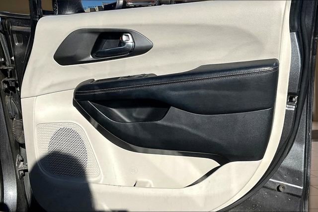 Used 2020 Chrysler Pacifica Touring-L image 24