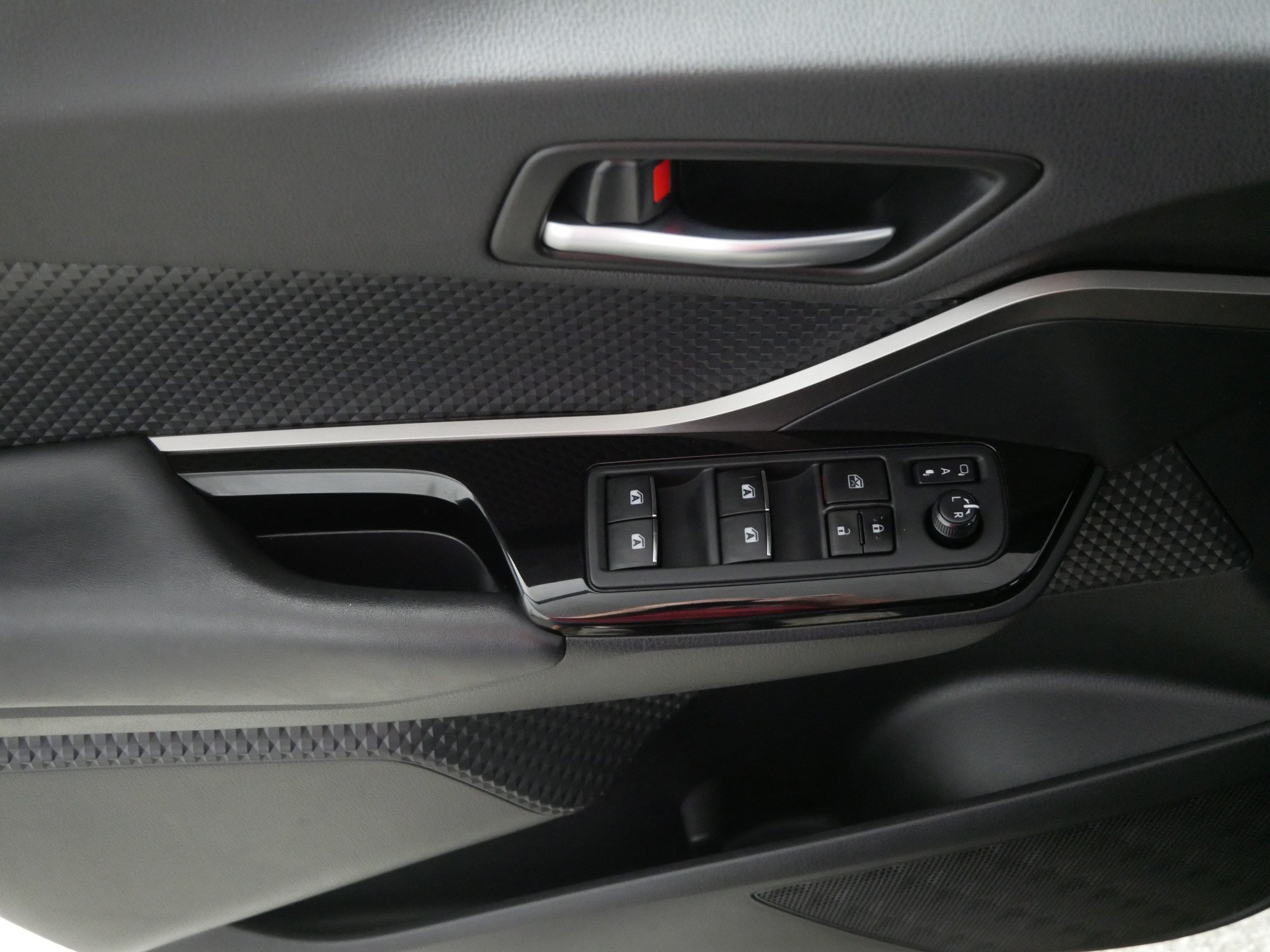 Used 2019 Toyota C-HR XLE FWD image 19