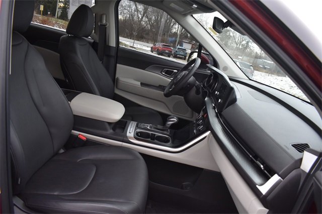 Certified 2024 Kia Carnival LX image 12