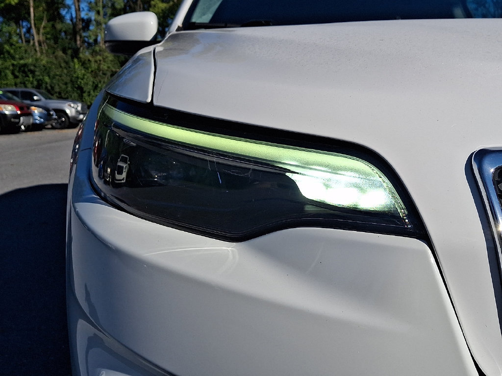 Used 2020 Jeep Cherokee Latitude Plus w/ Cold Weather Group AWD/4WD image 9