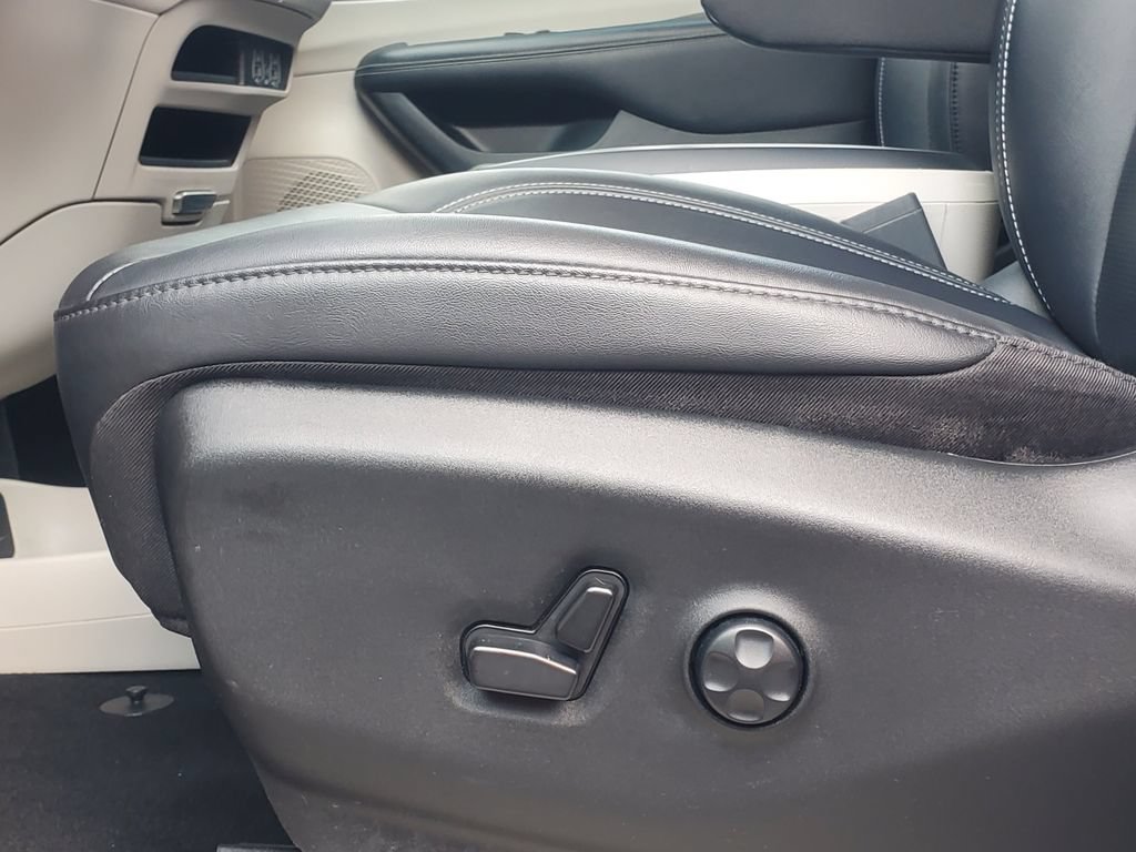 Used 2024 Chrysler Pacifica Touring-L FWD image 6
