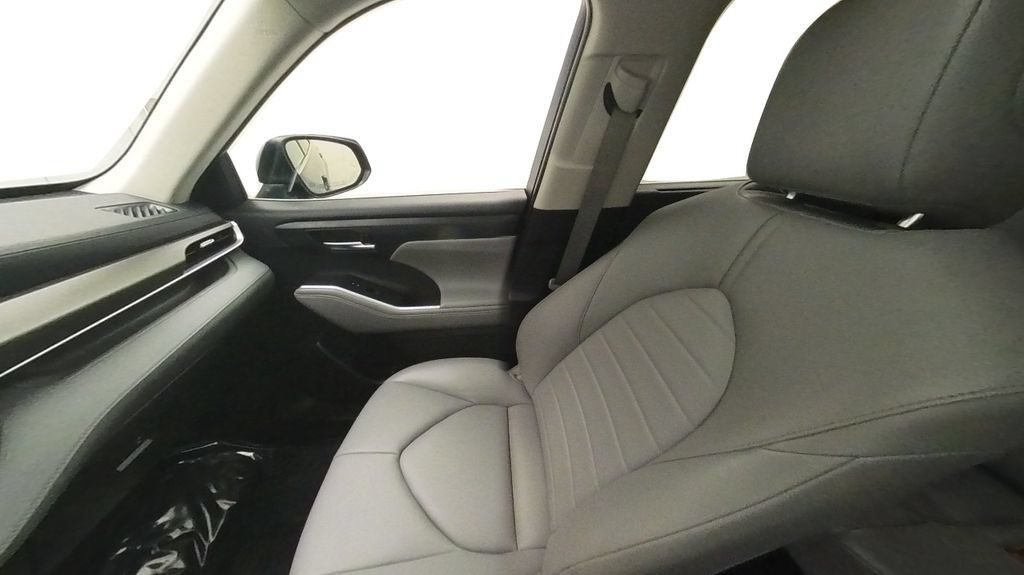 Used 2022 Toyota Highlander XLE AWD/4WD image 32