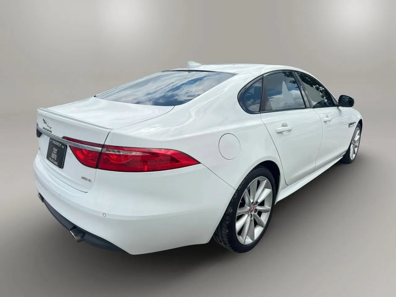 Used 2016 Jaguar XF R-Sport RWD image 8