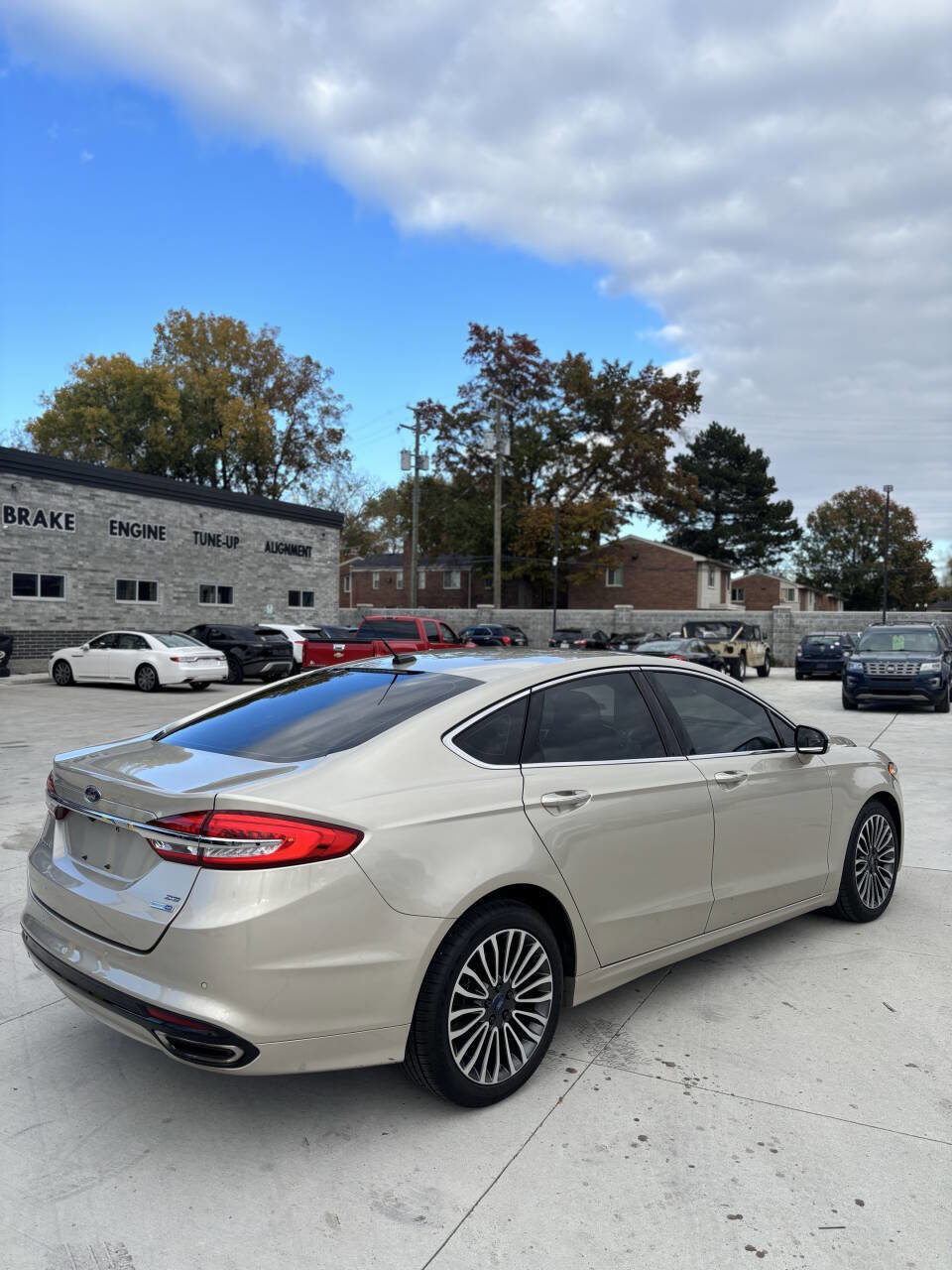 Used 2017 Ford Fusion SE w/ Fusion SE Technology Package image 3