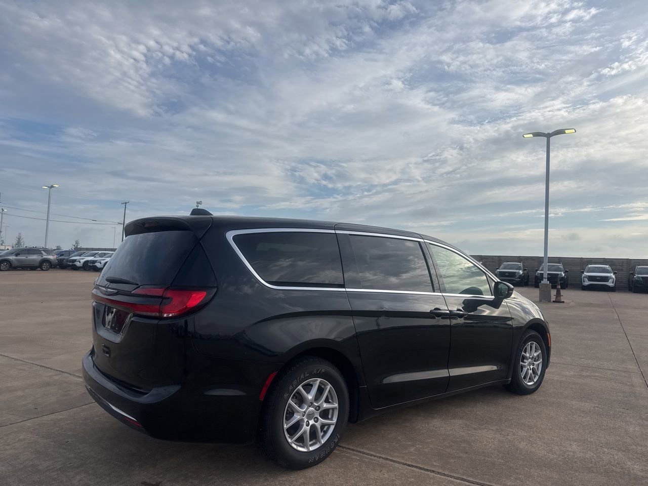Used 2023 Chrysler Pacifica Touring-L FWD image 13
