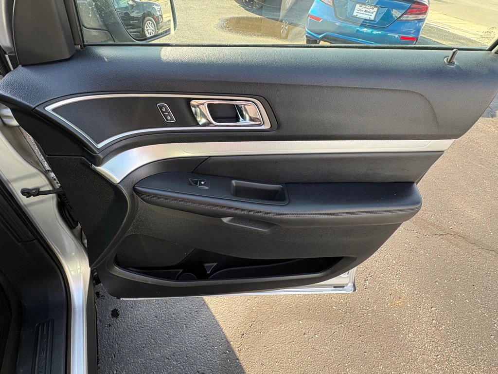 Used 2016 Ford Explorer XLT w/ Equipment Group 202A image 18