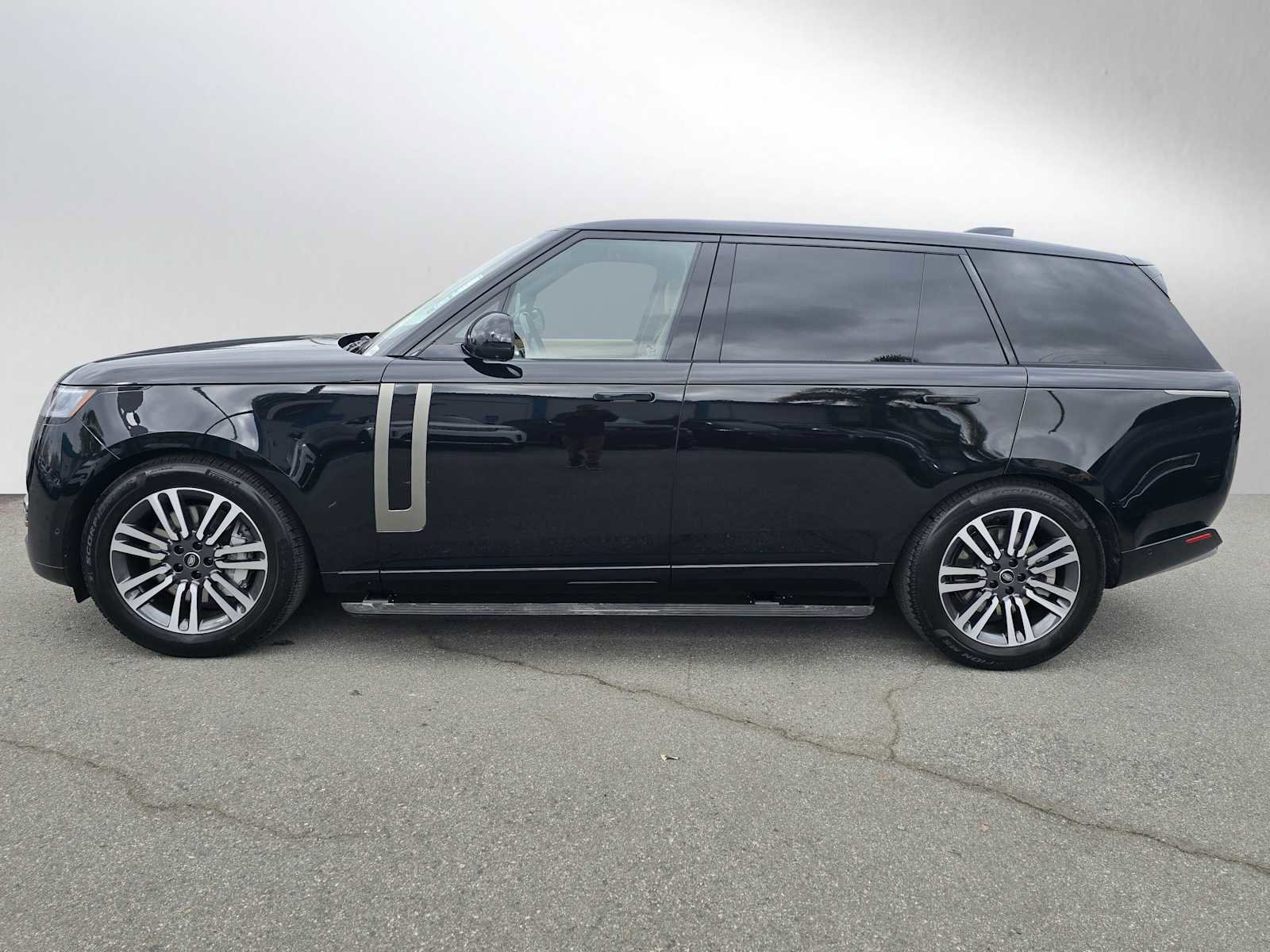 New 2025 Land Rover Range Rover Long Wheelbase SE image 4
