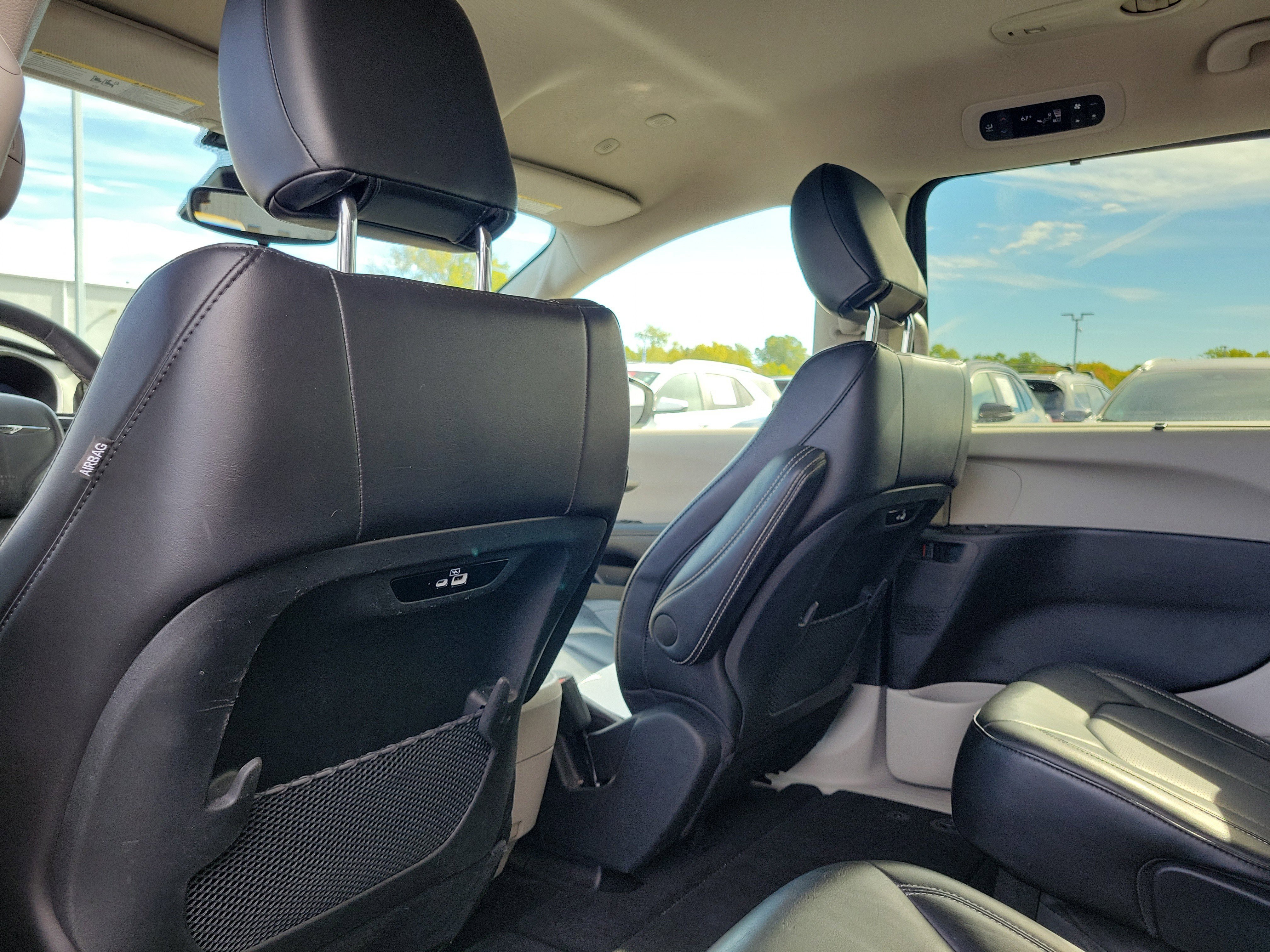 Used 2023 Chrysler Pacifica Touring-L image 13