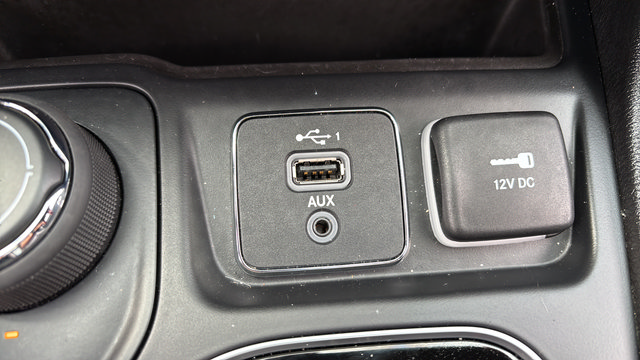 Used 2019 Jeep Cherokee Limited AWD/4WD image 33