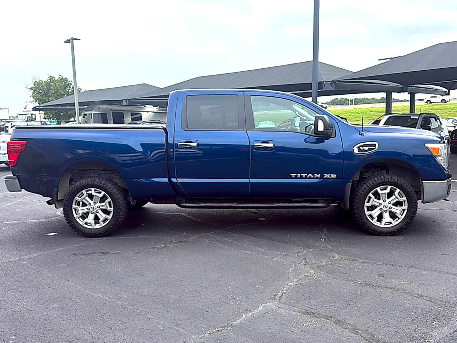 Used 2017 Nissan Titan SV w/ Heavy Duty GAWR Package AWD/4WD image 4