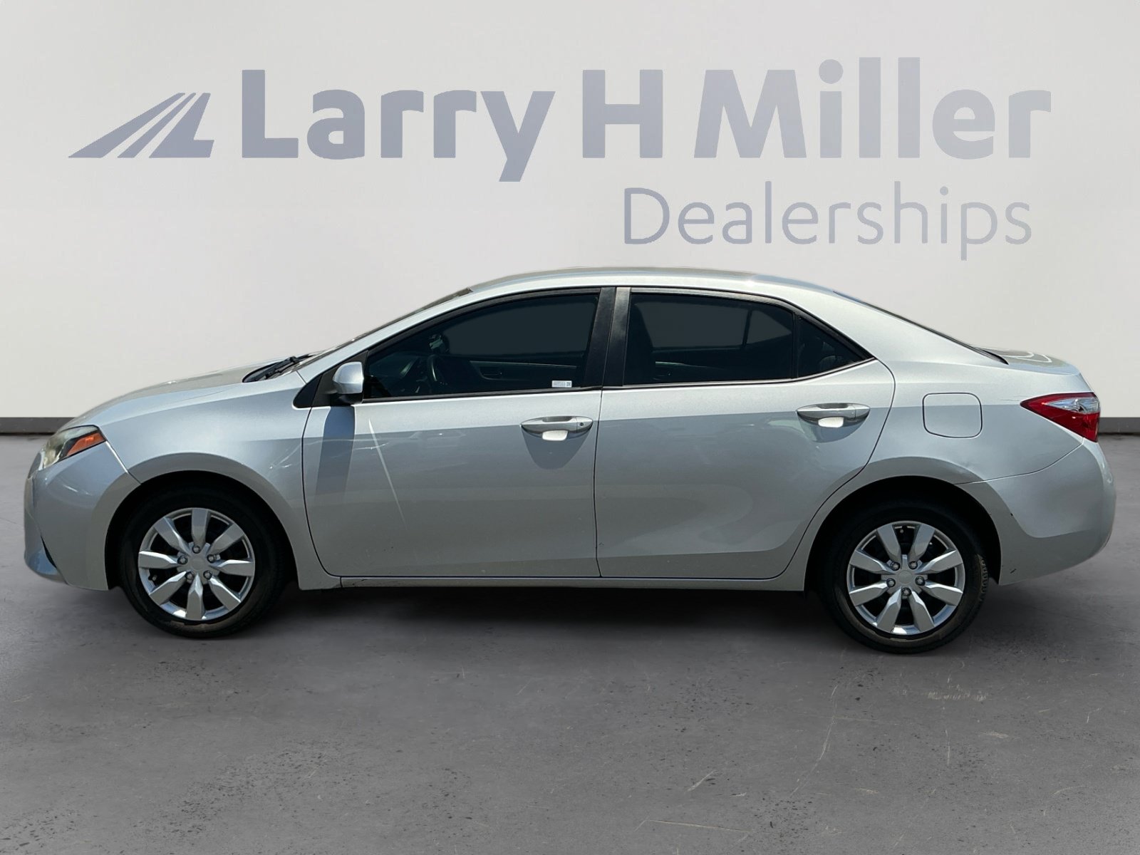 Used 2014 Toyota Corolla LE FWD image 2