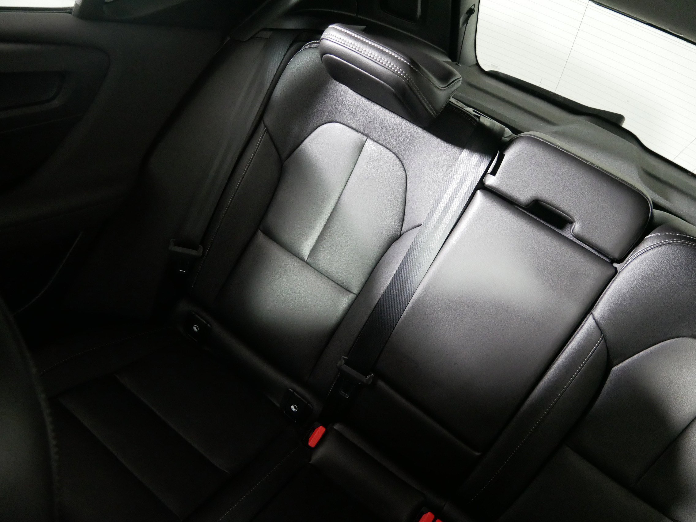 Used 2021 Volvo XC40 T5 Momentum image 12