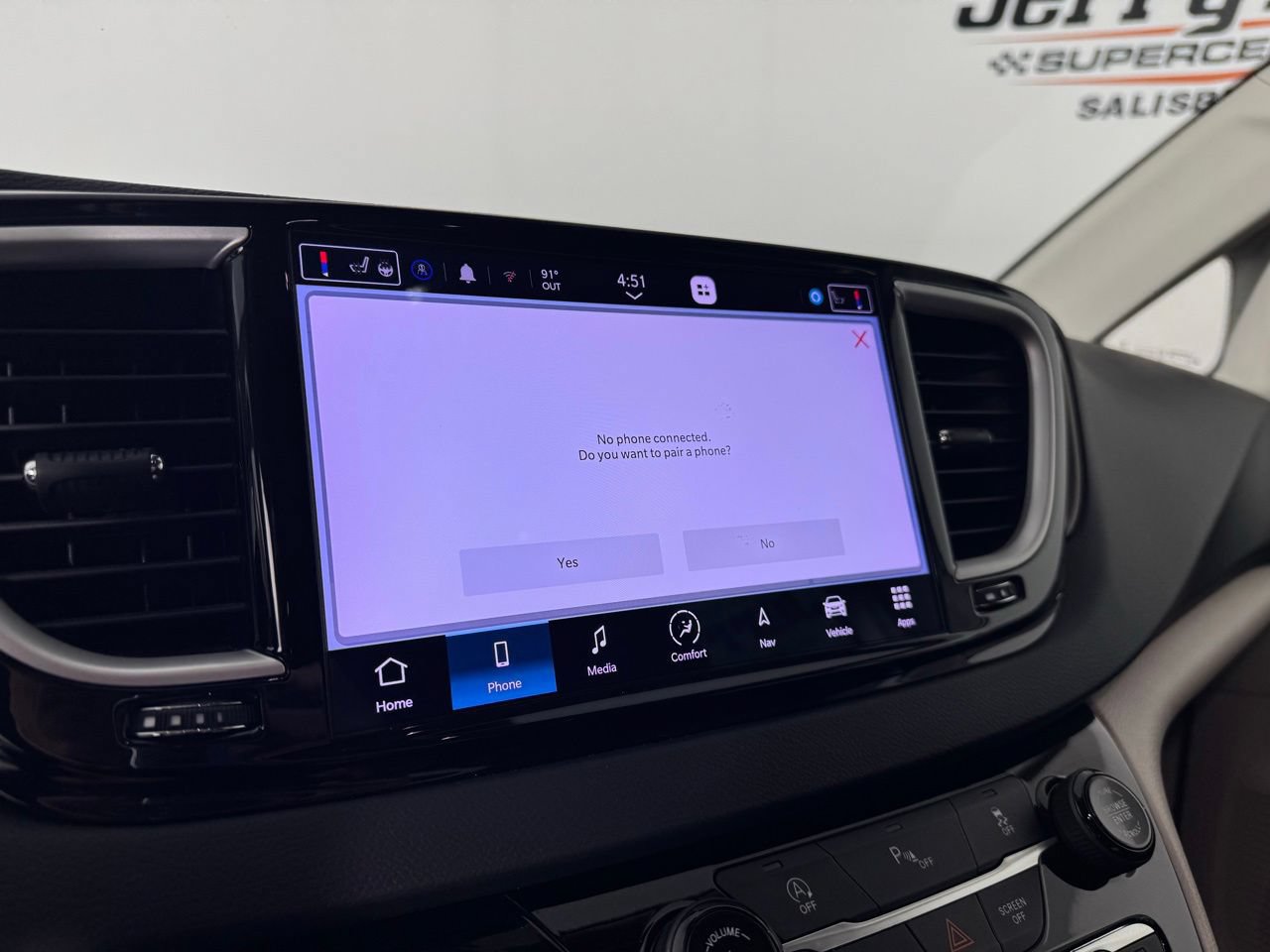 Used 2023 Chrysler Voyager LX FWD image 14