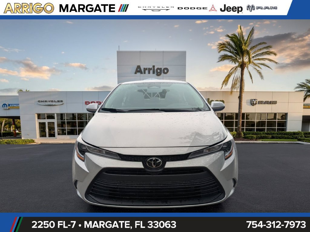 Used 2025 Toyota Corolla LE FWD image 2