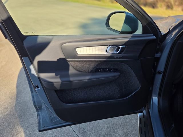 Used 2023 Volvo XC40 B5 Core image 21