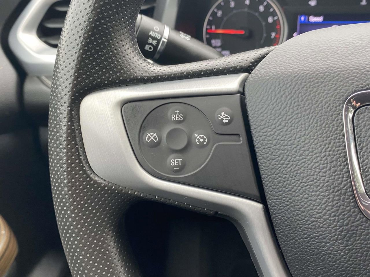 Used 2023 GMC Acadia SLE image 19