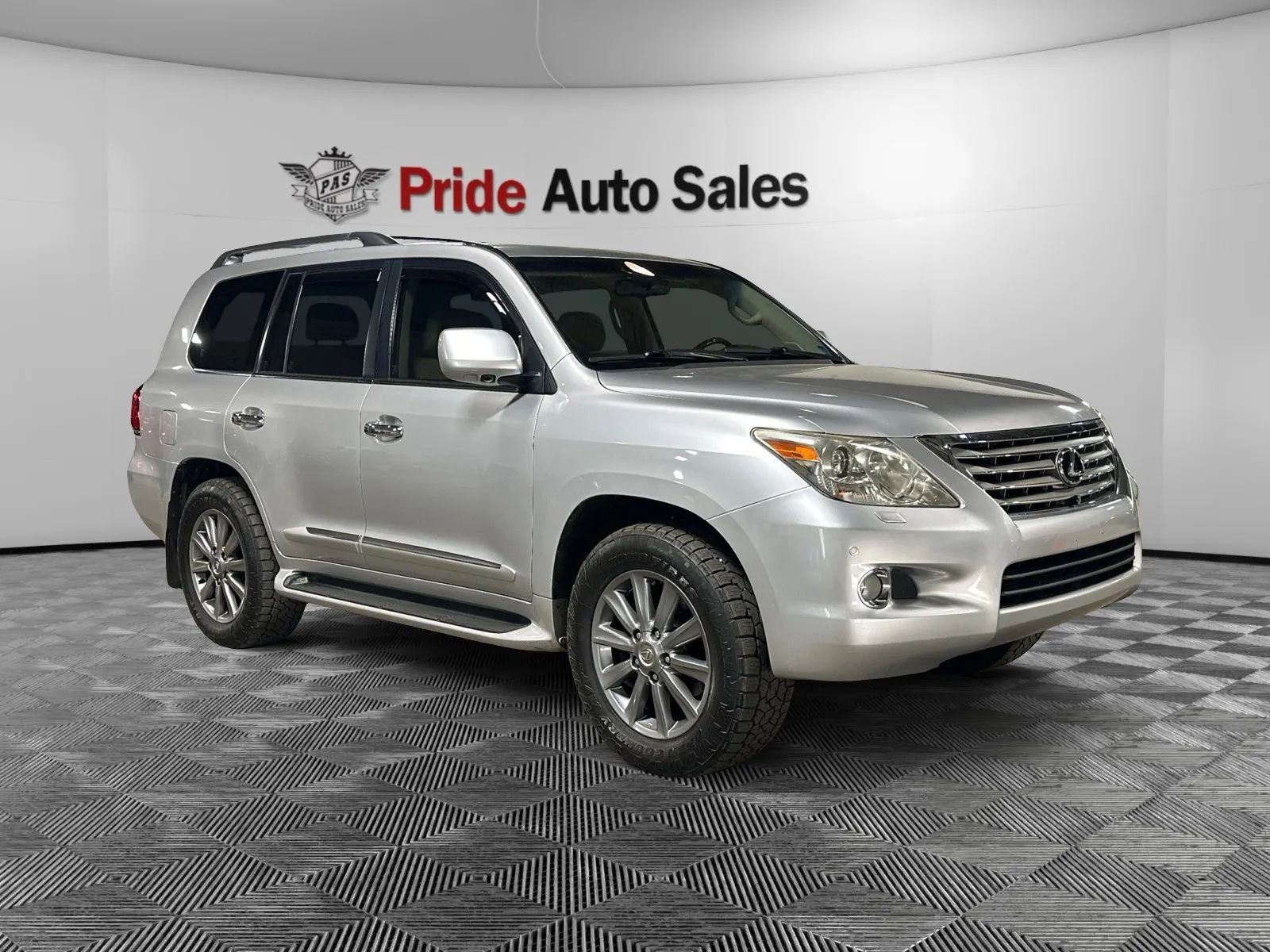 Used 2011 Lexus LX 570 4WD w/ Luxury Pkg image 3