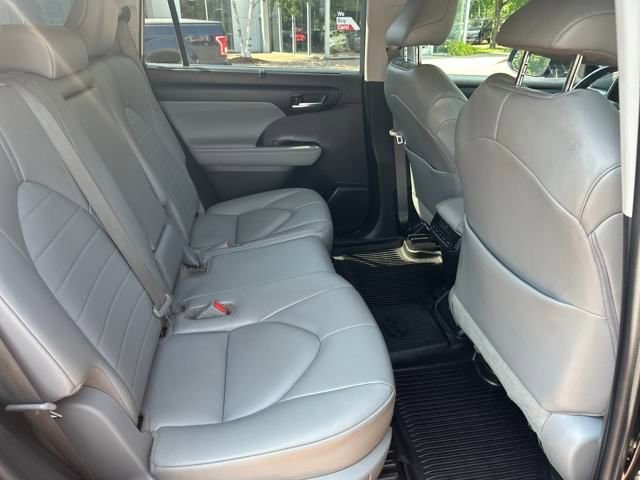 Used 2022 Toyota Highlander XLE image 27