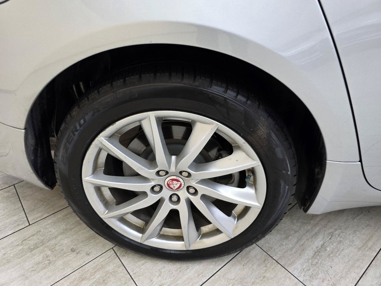 Used 2014 Jaguar XF RWD image 40
