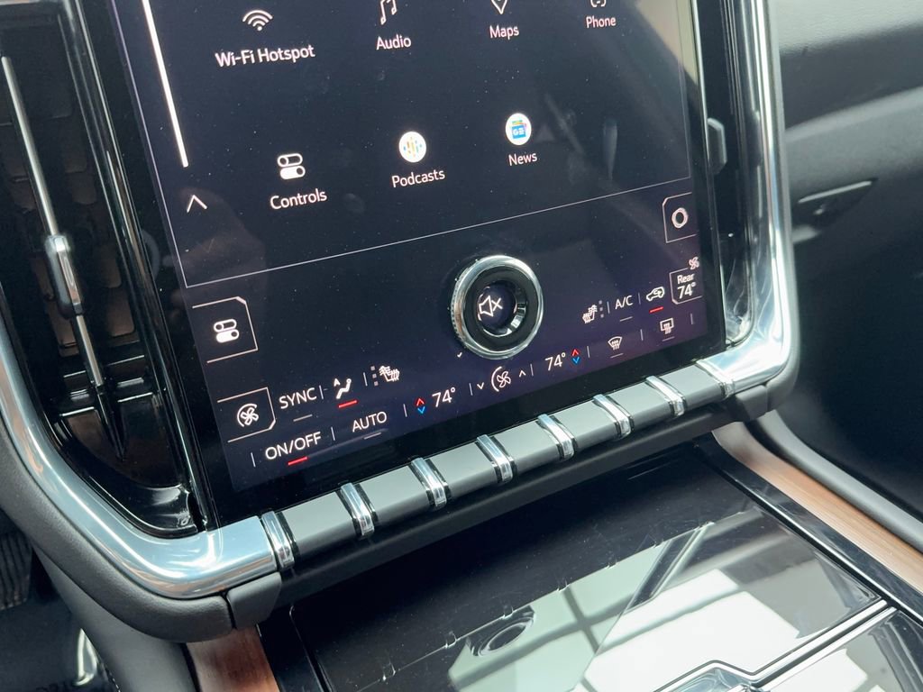 Used 2025 GMC Yukon Denali AWD/4WD image 23