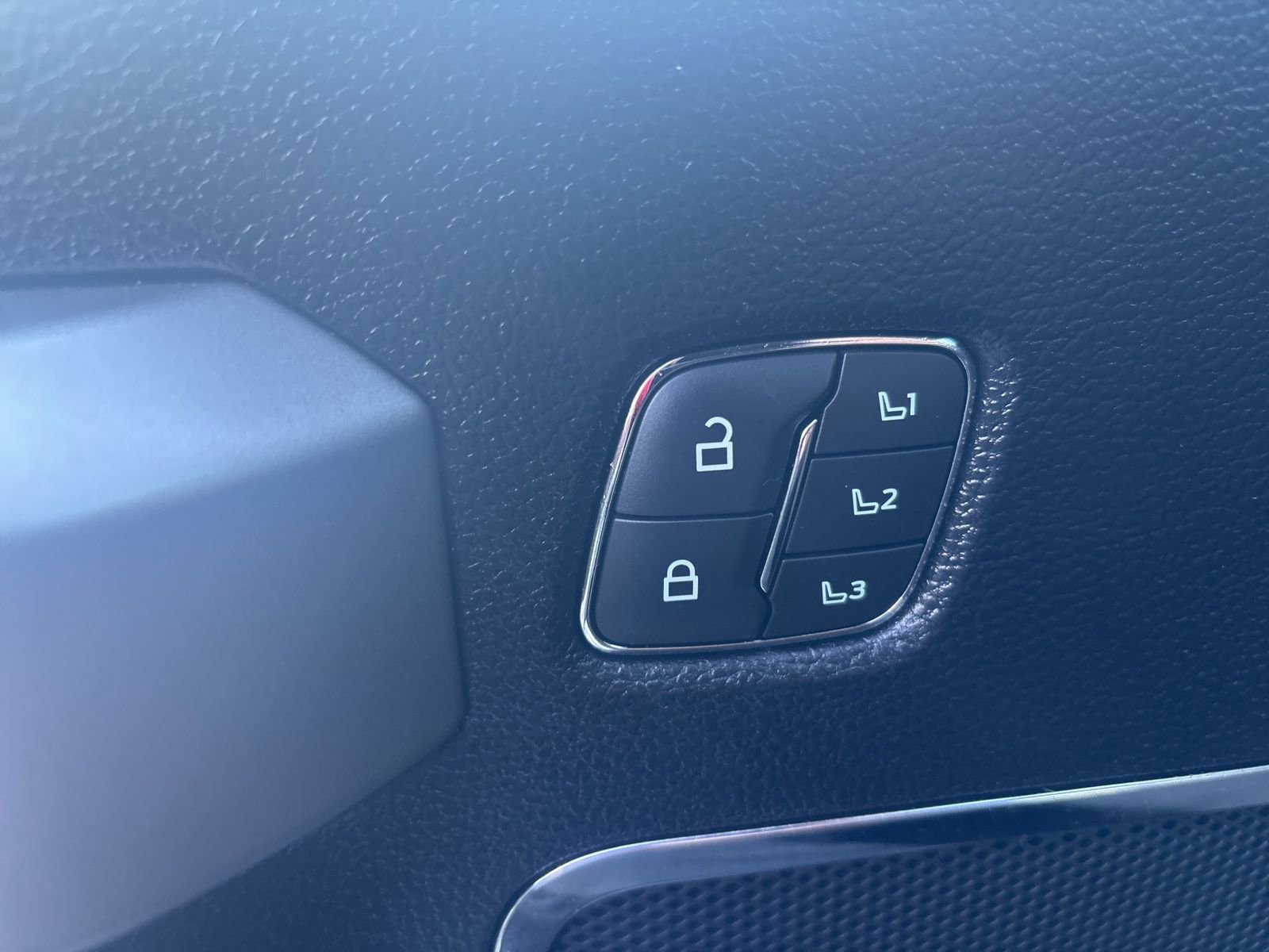 Used 2020 Ford F250 Lariat w/ Chrome Package image 28