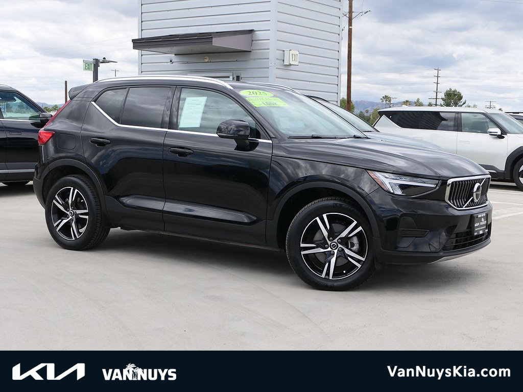 Used 2025 Volvo XC40 B5 Core