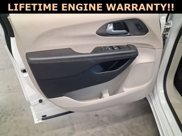 Used 2024 Chrysler Pacifica Touring-L image 19