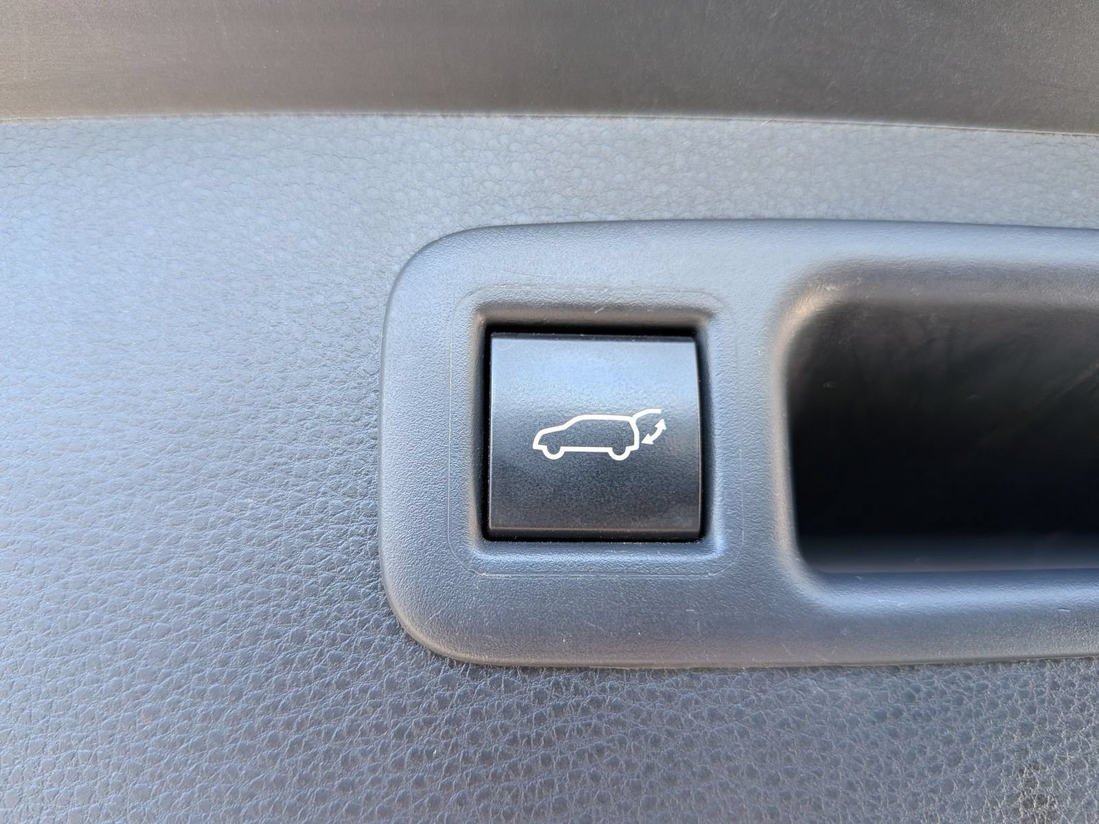 Used 2024 Toyota Highlander LE FWD image 33