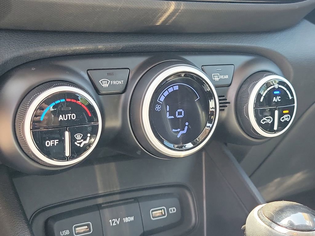 Used 2022 Hyundai Venue Limited FWD image 25