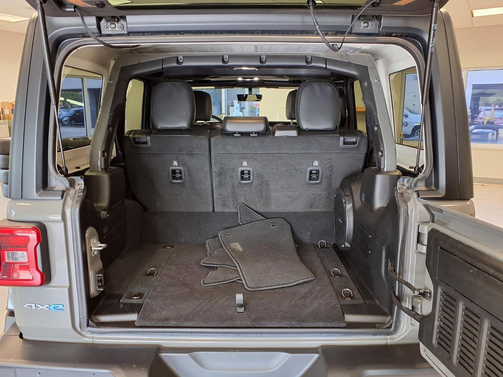 Used 2023 Jeep Wrangler Unlimited Sahara AWD/4WD image 18