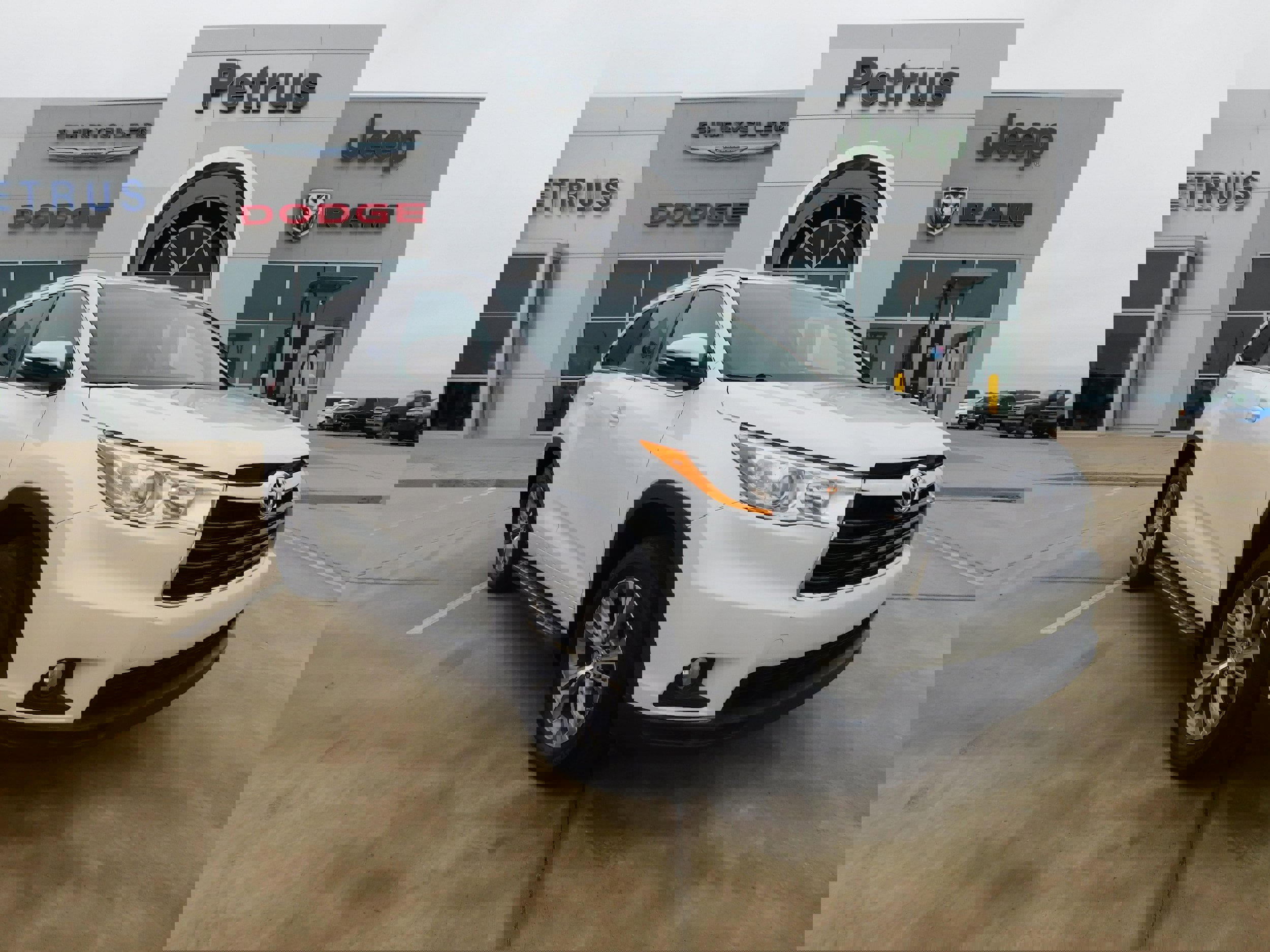 Used 2014 Toyota Highlander XLE image 1