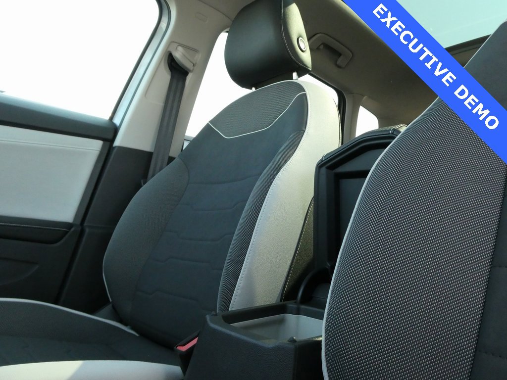 Certified 2025 Volkswagen Taos SE image 32