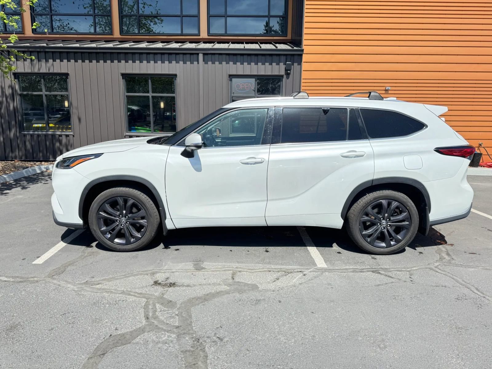 Used 2022 Toyota Highlander Limited AWD/4WD image 2