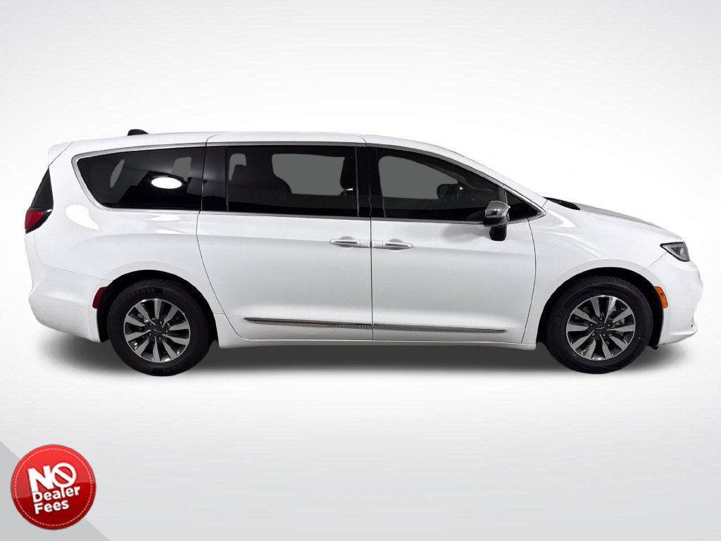 Used 2023 Chrysler Pacifica Limited FWD image 2