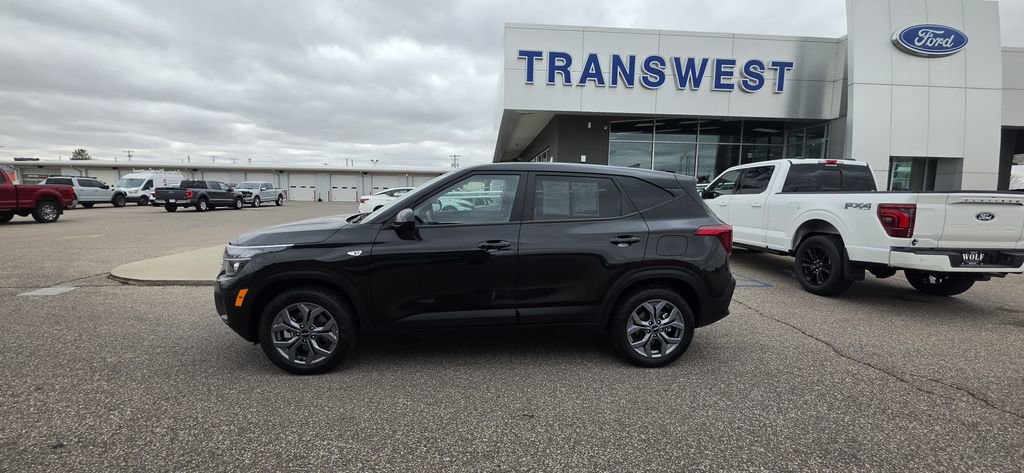 Used 2026 Kia Seltos LX AWD/4WD image 2