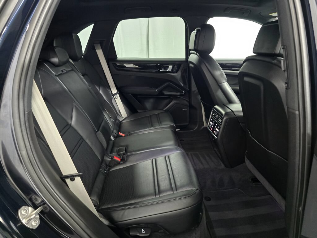 Certified 2023 Porsche Cayenne Platinum Edition AWD/4WD image 24