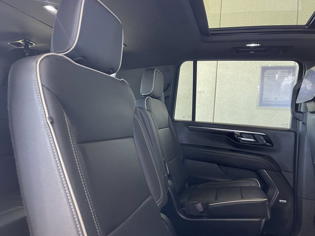 Used 2025 Chevrolet Suburban Premier AWD/4WD image 17