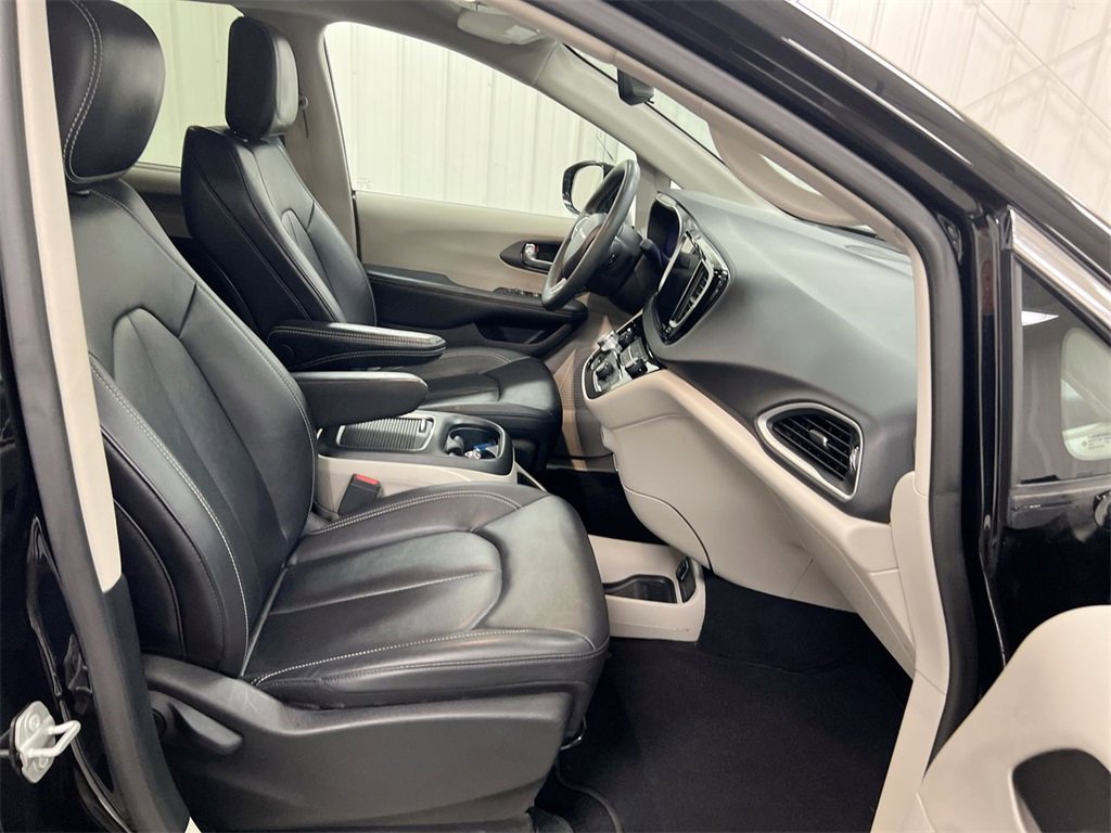 Used 2024 Chrysler Pacifica Touring-L image 21