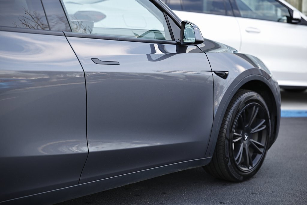 Used 2022 Tesla Model Y Long Range image 9