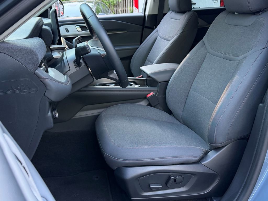 Used 2025 Ford Explorer Active AWD/4WD image 19