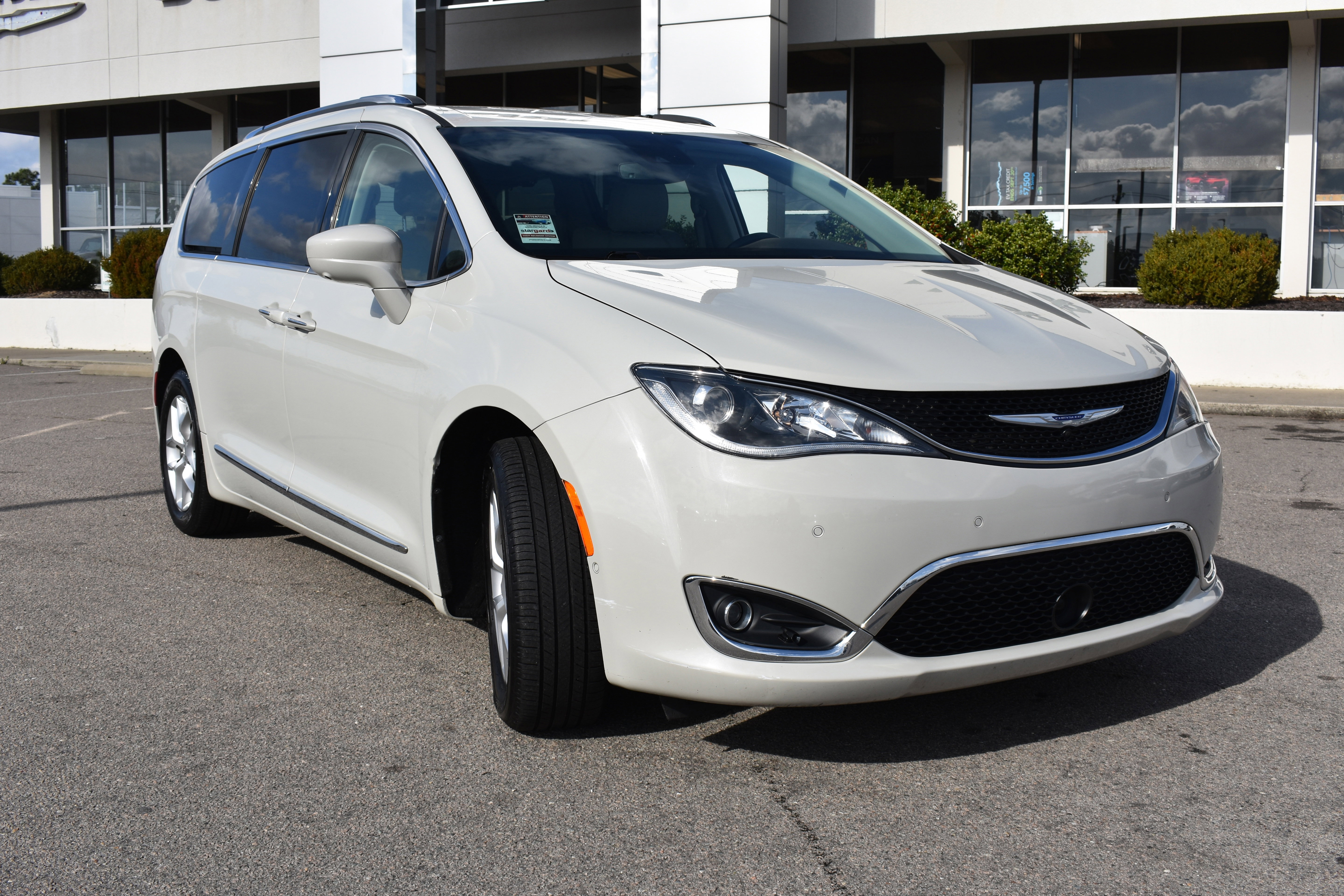 Used 2020 Chrysler Pacifica Touring-L Plus w/ Tire & Wheel Group image 3