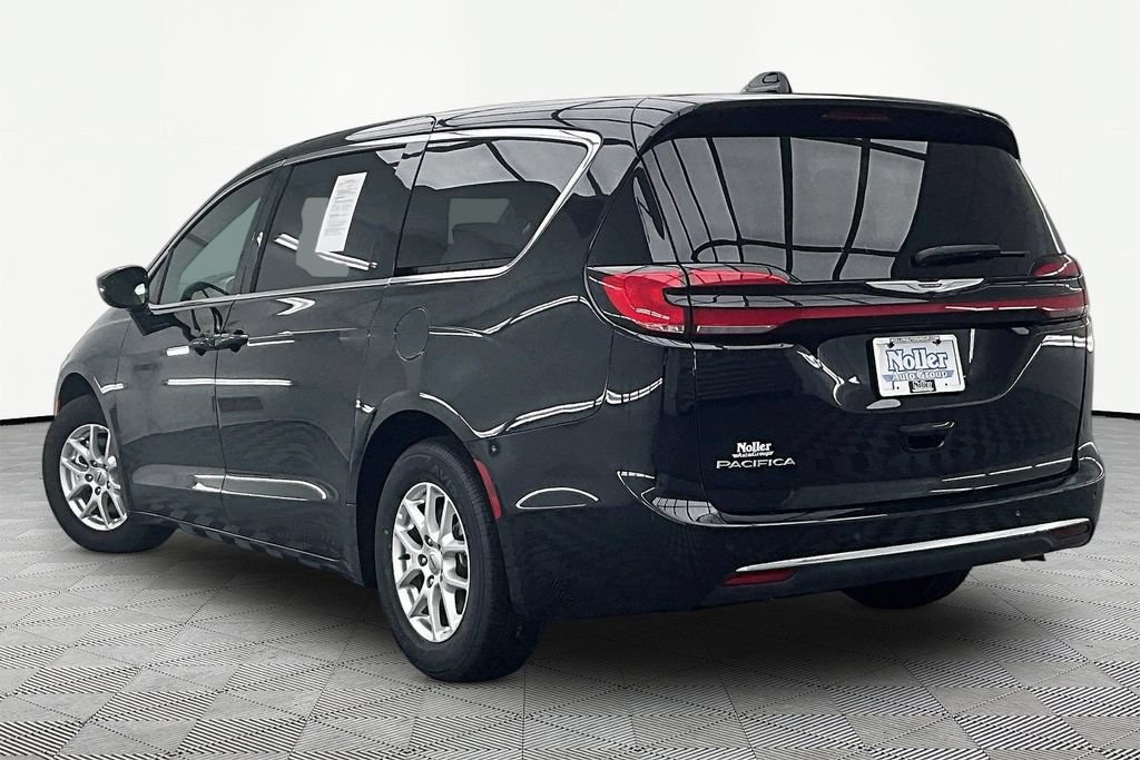 Used 2025 Chrysler Pacifica Select FWD image 13