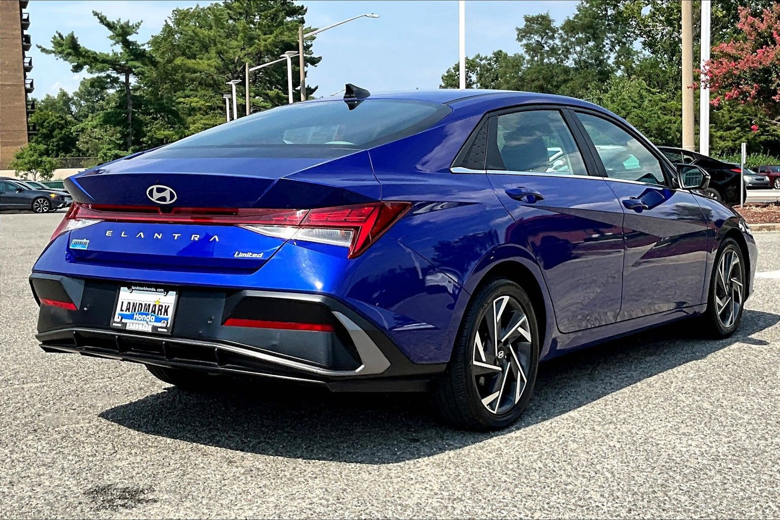 Used 2024 Hyundai Elantra Limited FWD image 2