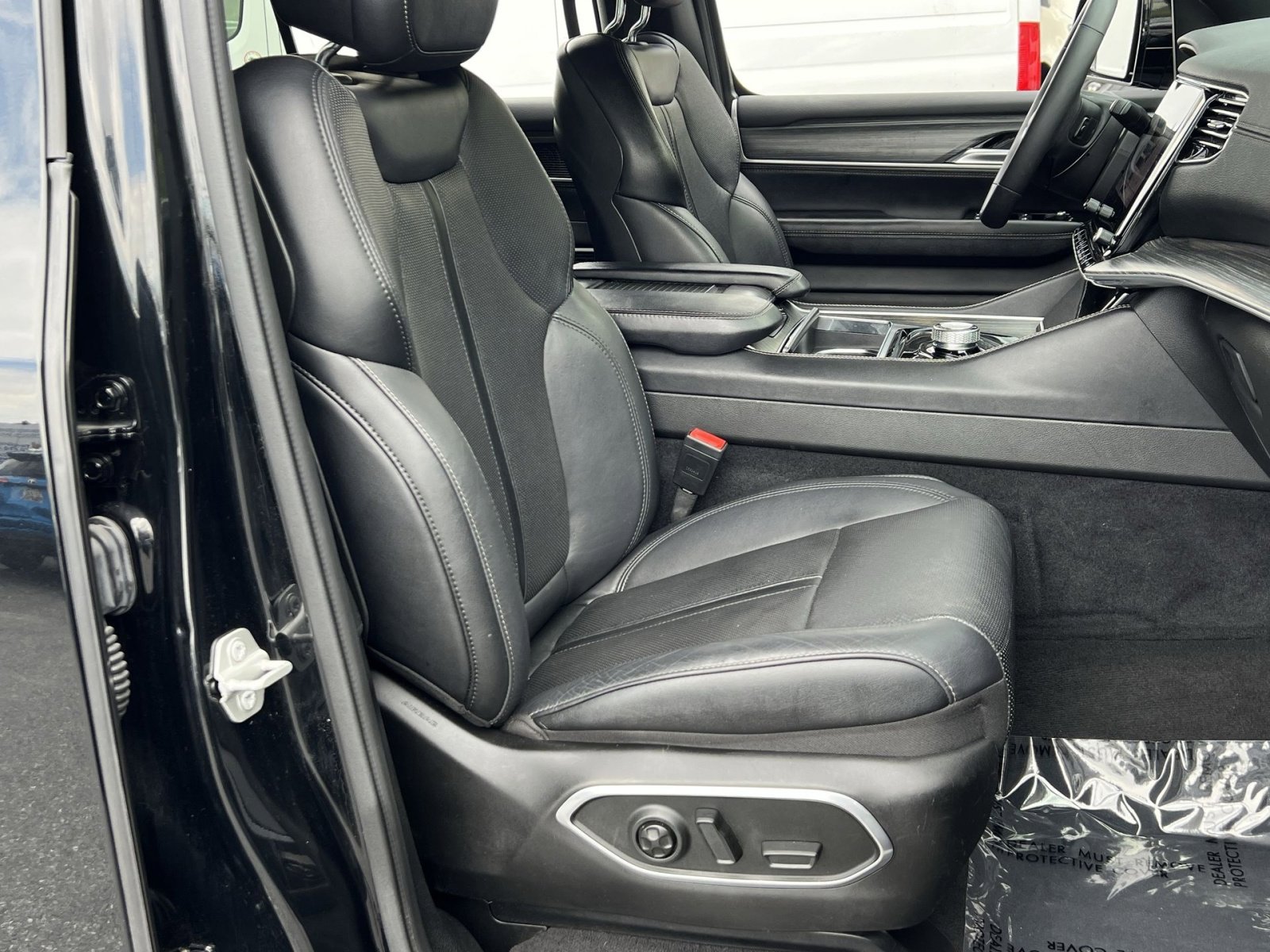 Used 2024 Jeep Wagoneer L Series II w/ Flexible Seating Group AWD/4WD image 27