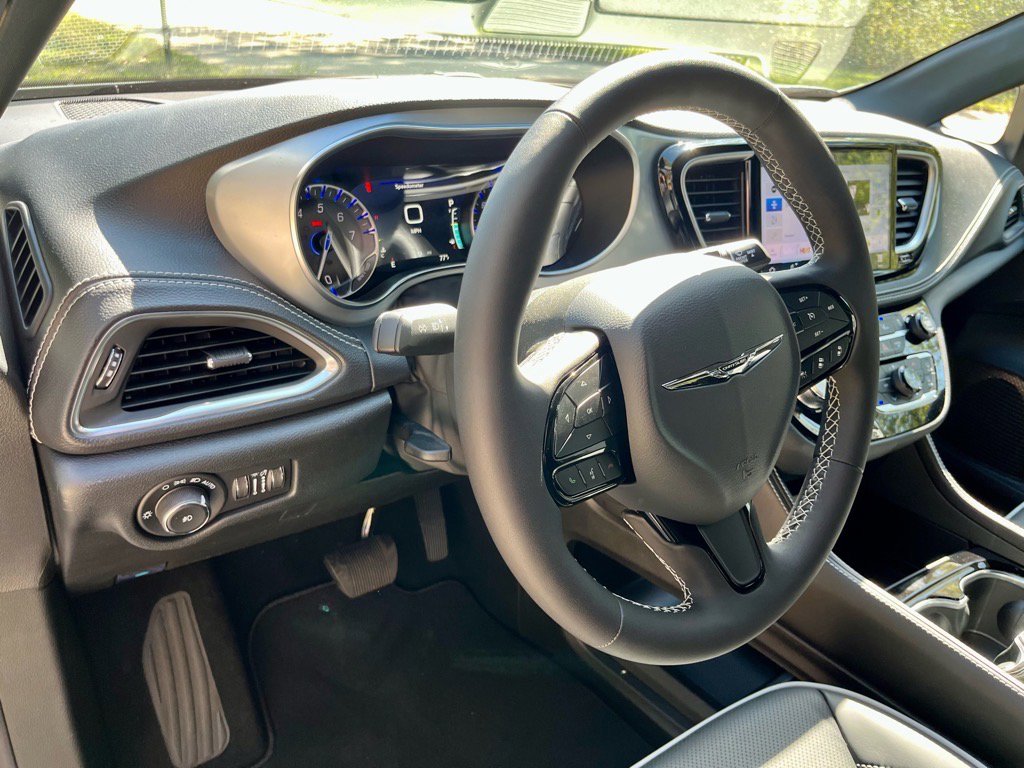 New 2026 Chrysler Pacifica Limited image 14