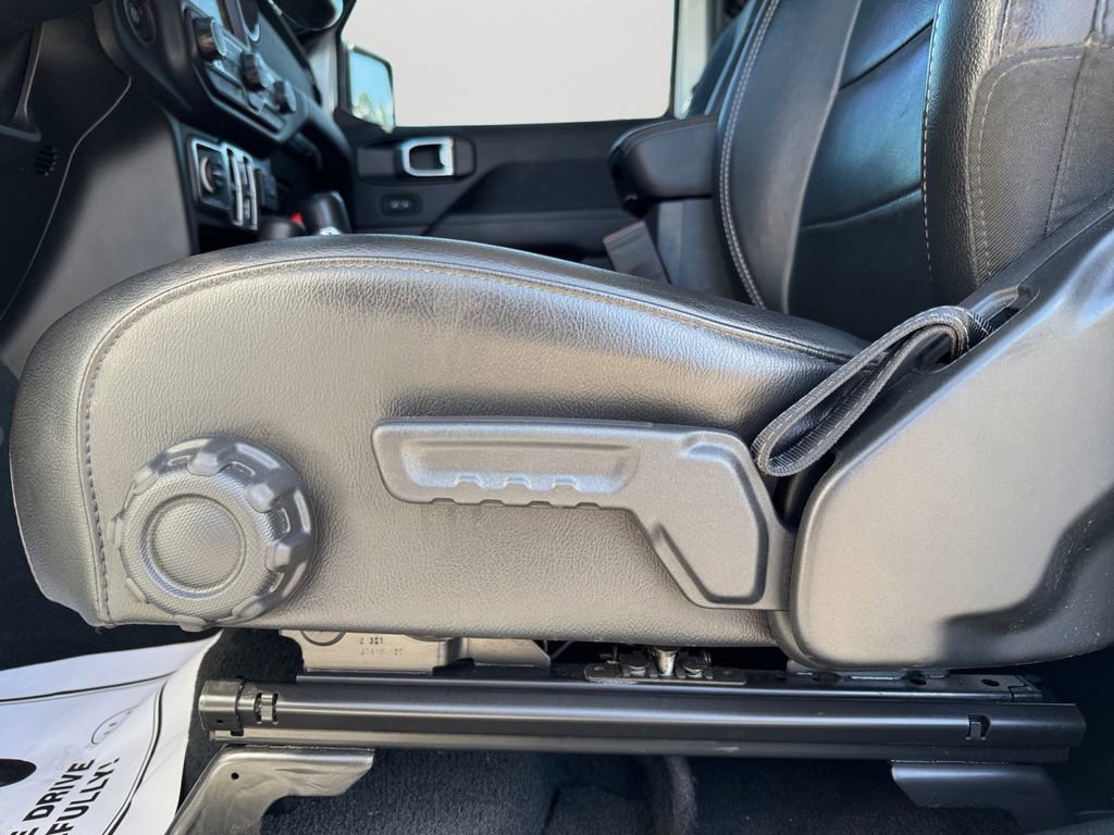 Used 2023 Jeep Wrangler Unlimited Sahara w/ Cold Weather Group AWD/4WD image 25