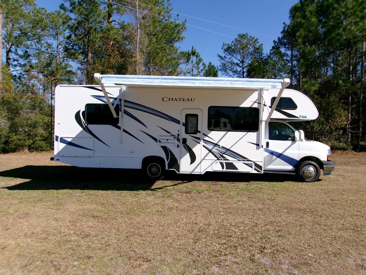 Used 2019 Chevrolet Express 4500 w/ RV Package RWD image 1