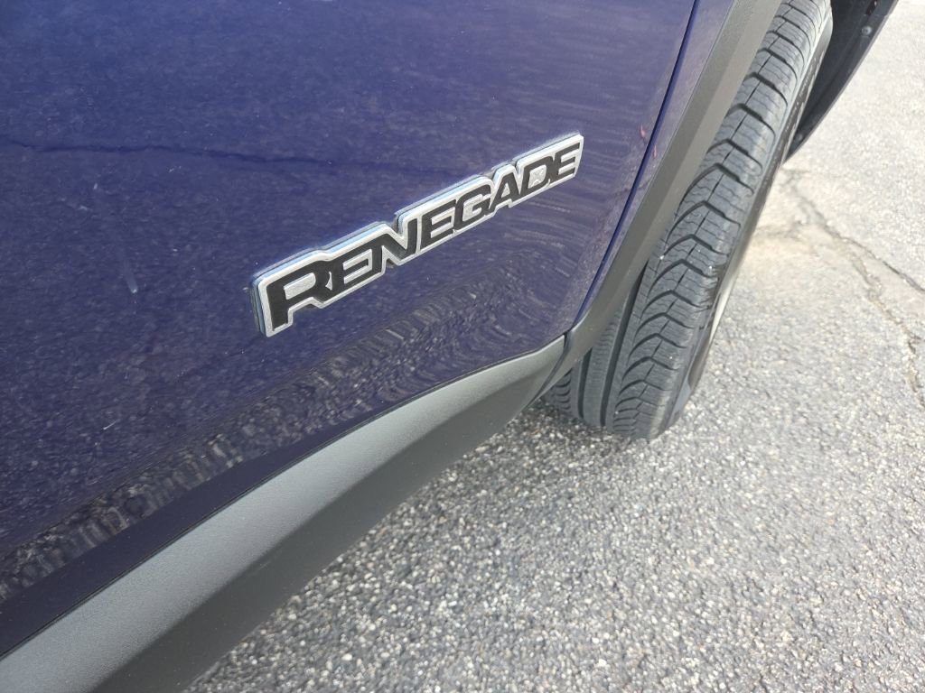 Used 2017 Jeep Renegade Latitude w/ Popular Equipment Group image 8