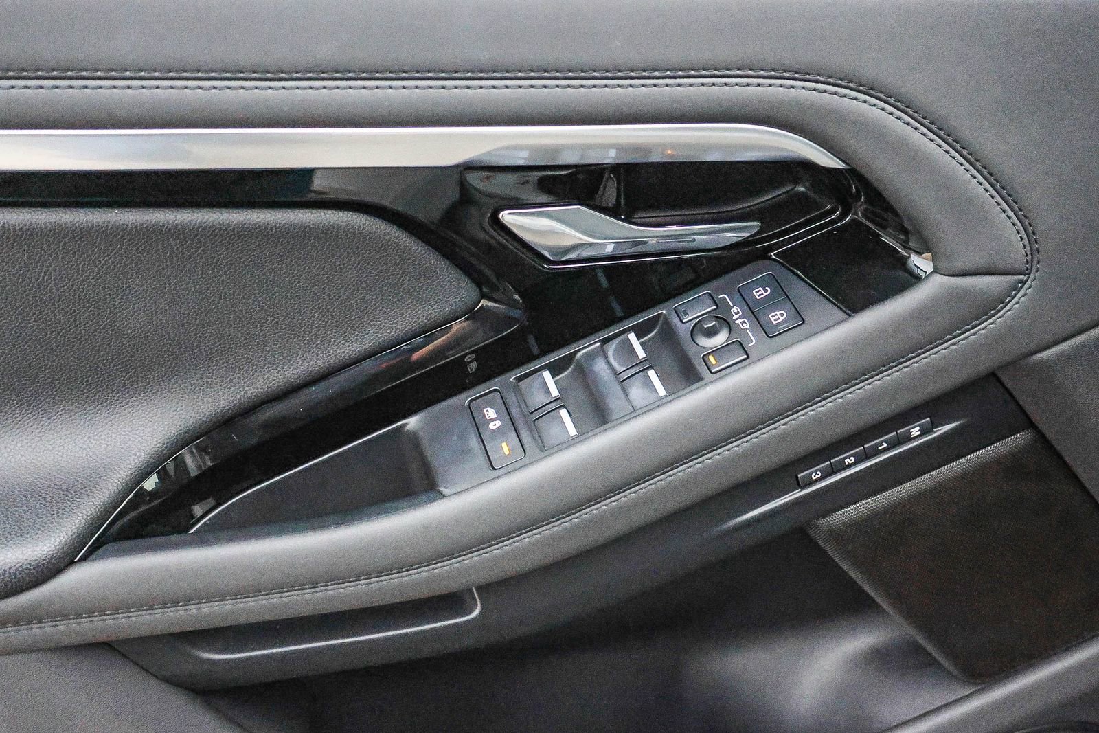 Certified 2023 Land Rover Range Rover Evoque SE image 33