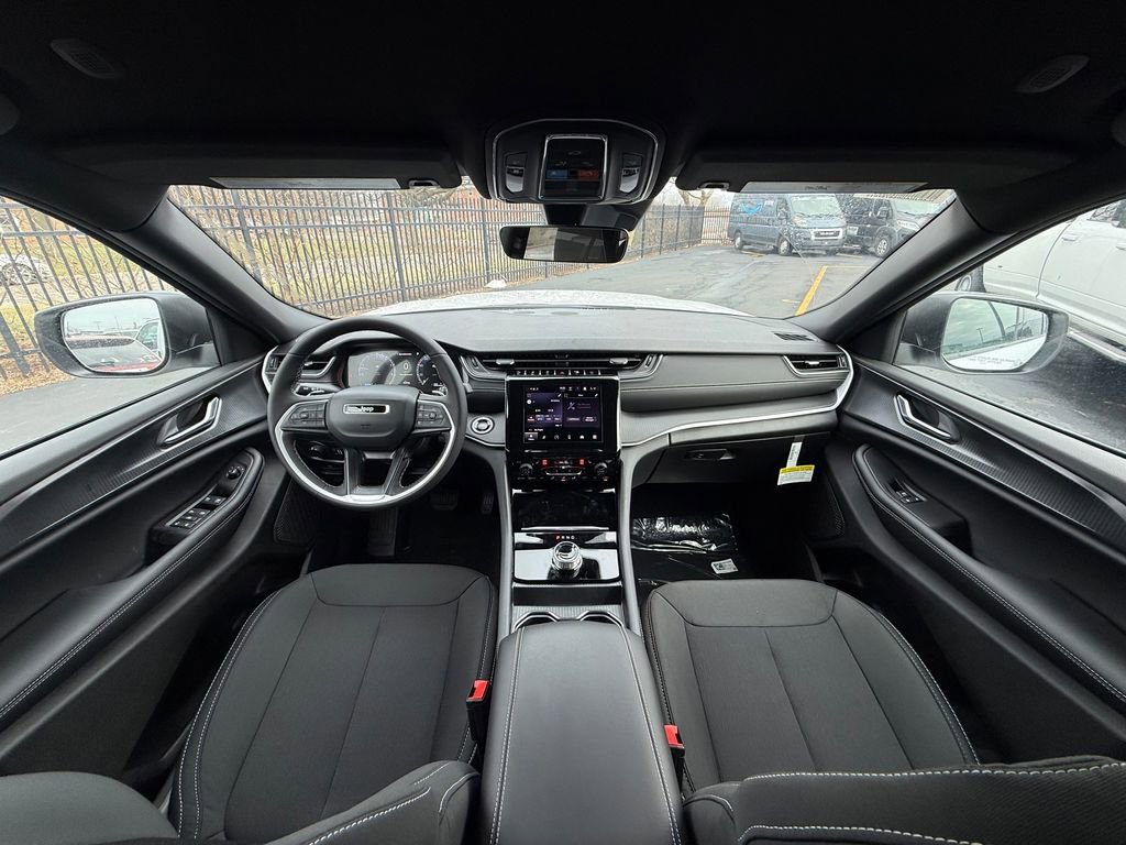 New 2025 Jeep Grand Cherokee Laredo image 11